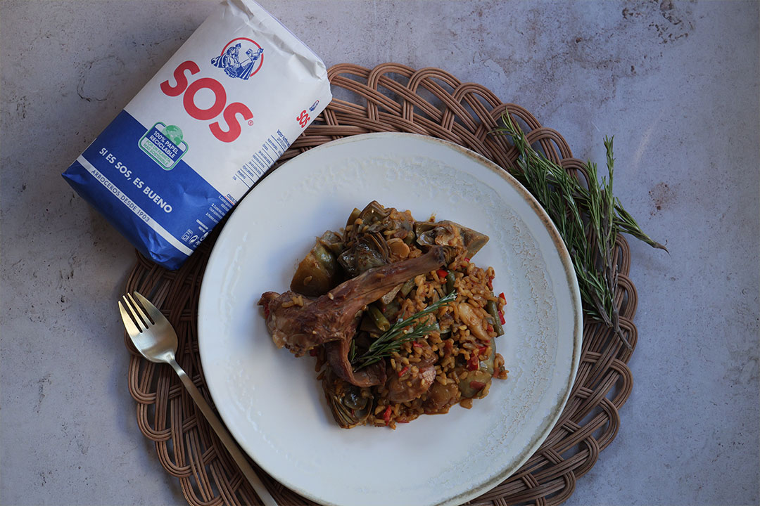 arroz con conejo y alcachofas
