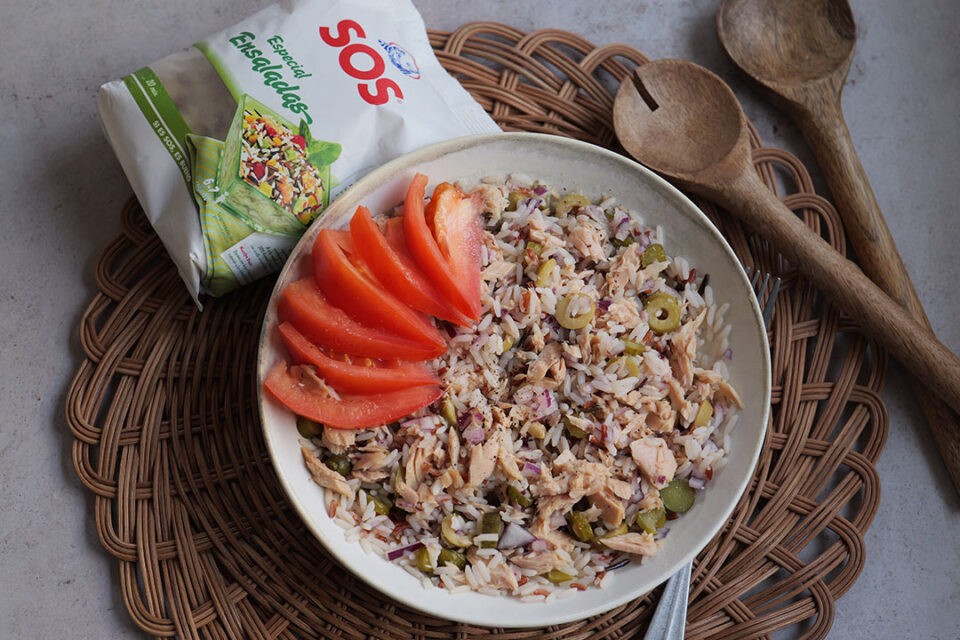 Ensalada de arroz con atún y tomate deliciosa y ligera