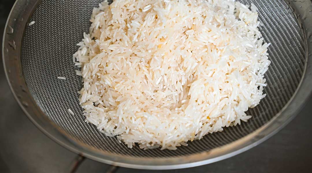 Mitos y realidades sobre lavar el arroz