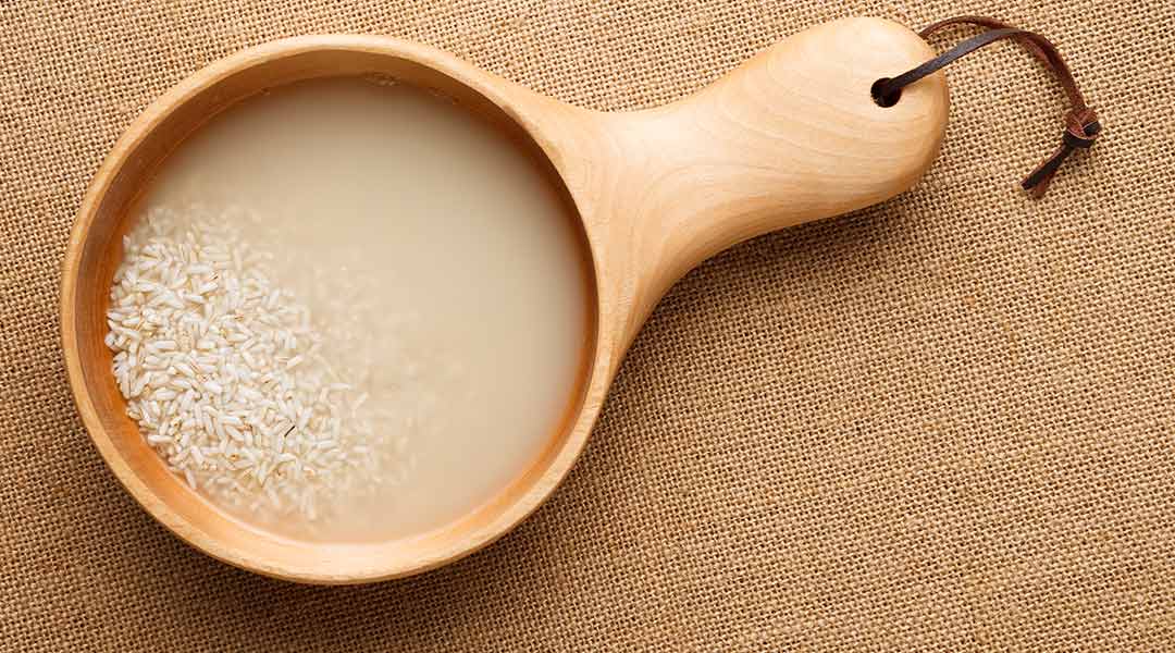 ¿Por qué es importante lavar el arroz antes de cocinarlo?