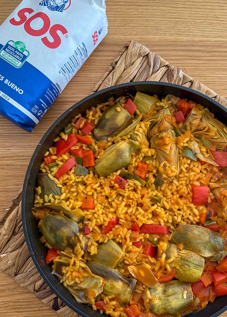 Presentación de arroz con alcachofas y verduras