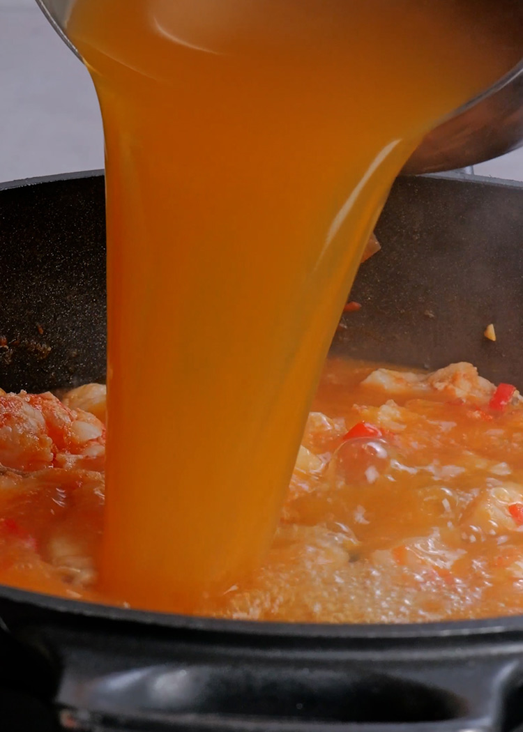 Verter caldo a arroz de tamboril