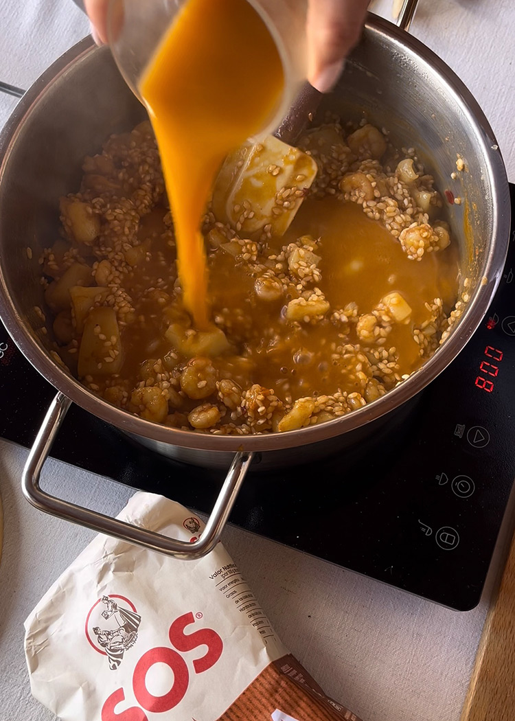 añadir caldo a Arroz con sepia y langostinos