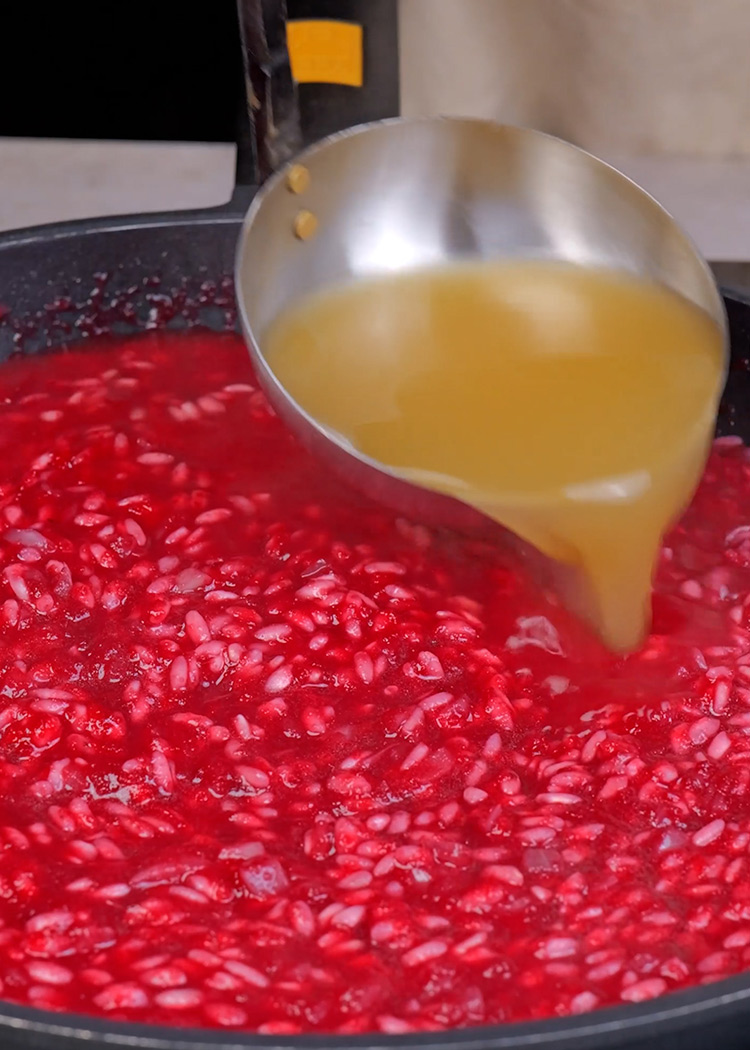 Verter caldo a risotto de remolacha