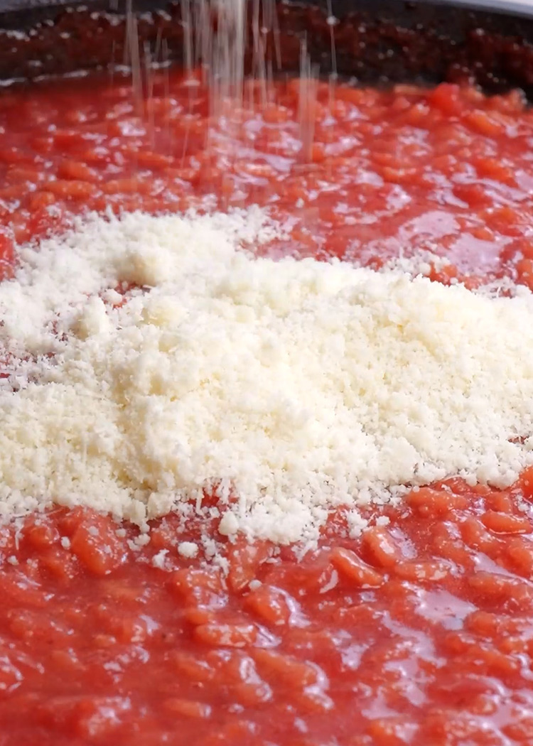 Añadir mantequilla y queso a risotto de remolacha