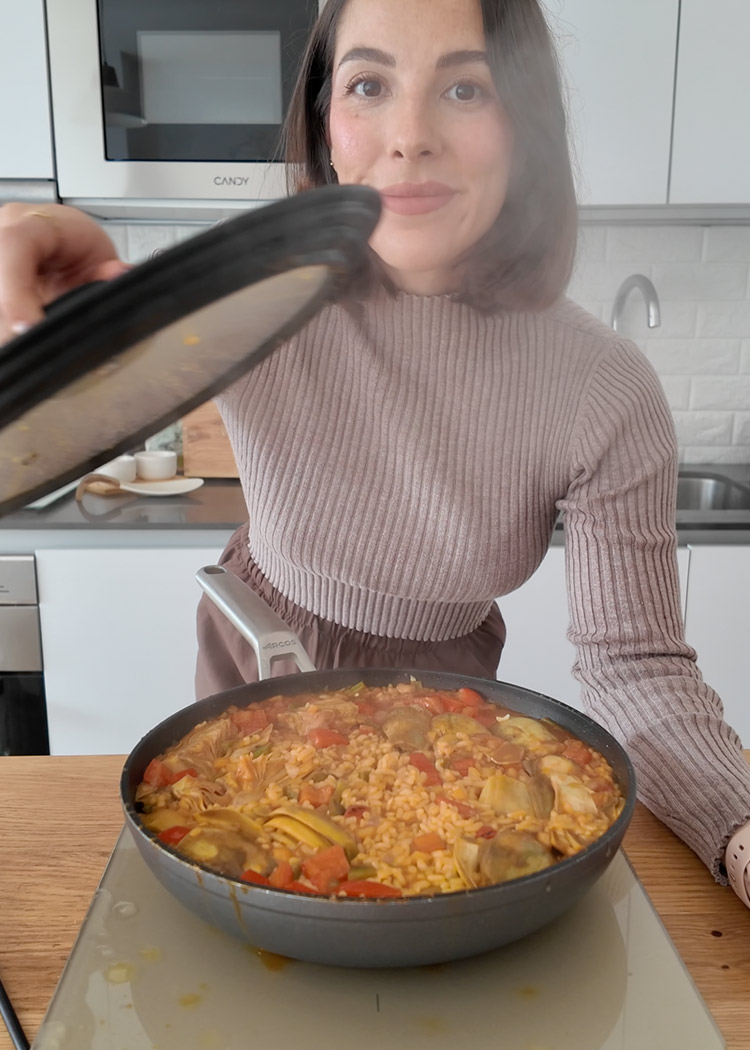 Reposo de arroz con alcachofas y verduras