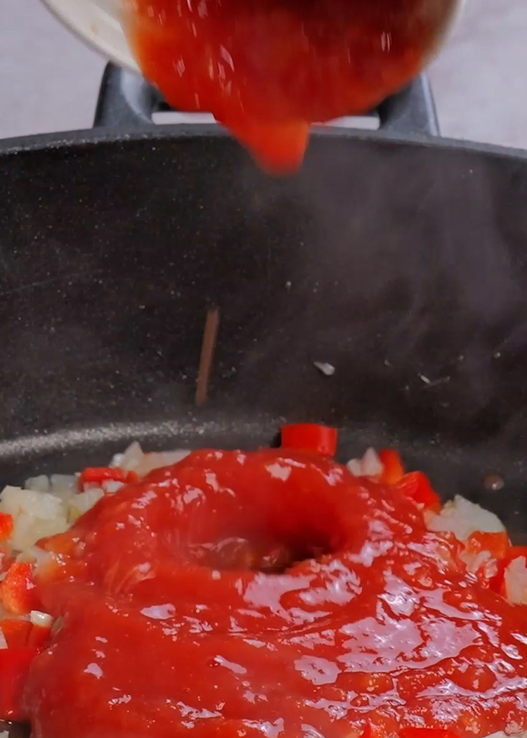 Incorporar tomate rallado a arroz de tamboril