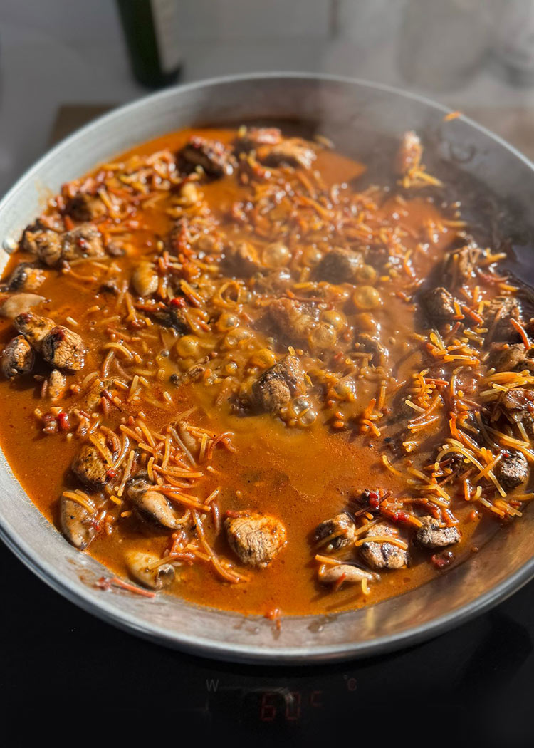 Fideos y caldo a fideuá mixta