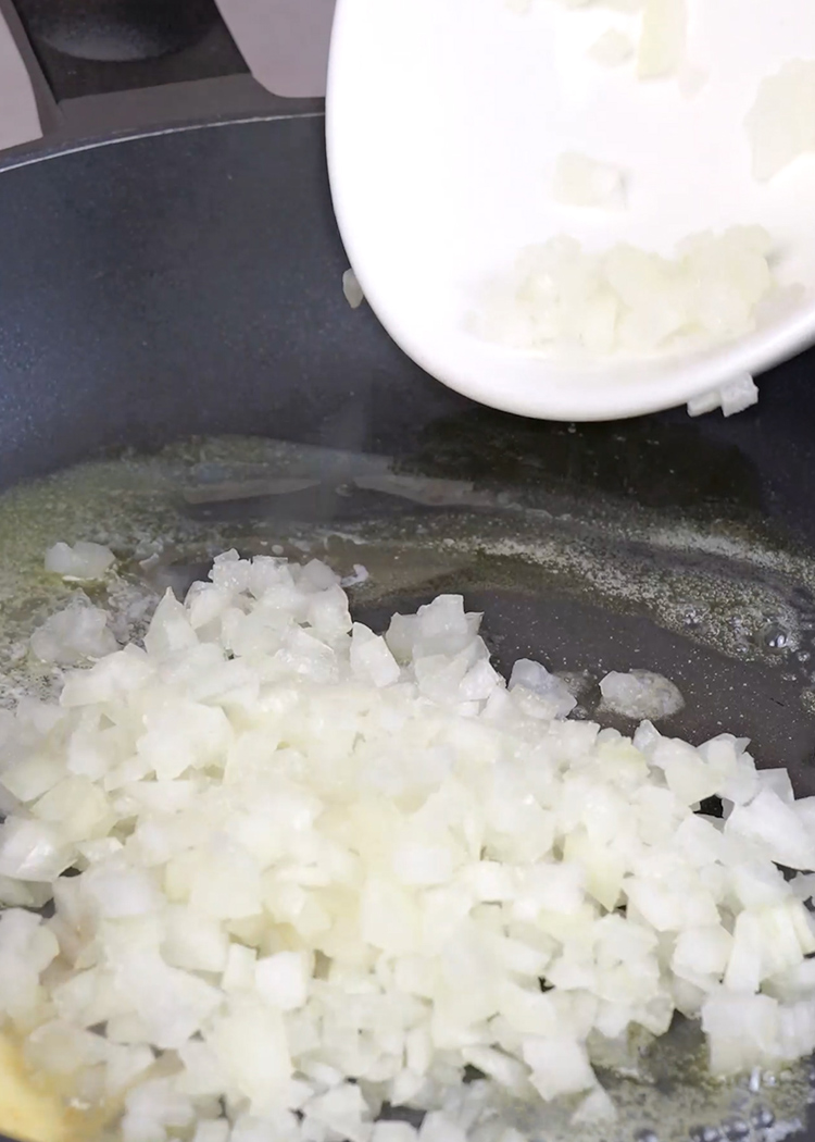 Sofrito de cebolla para risotto de remolacha