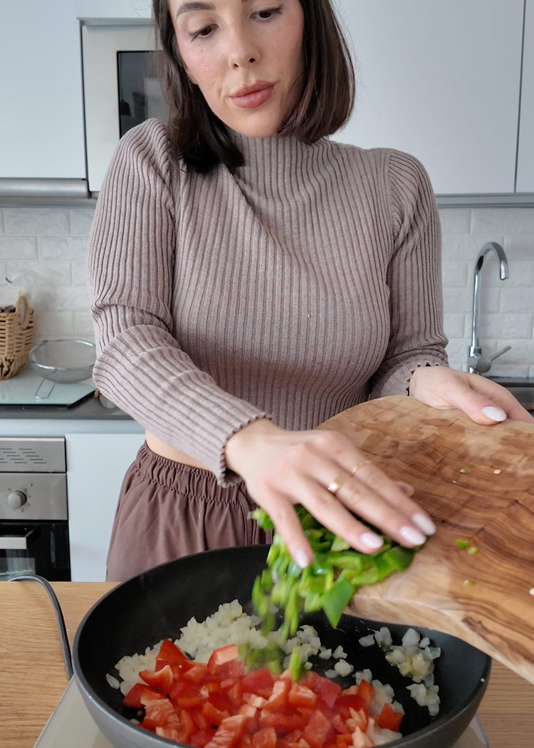 Sofrito de arroz con alcachofas y verduras
