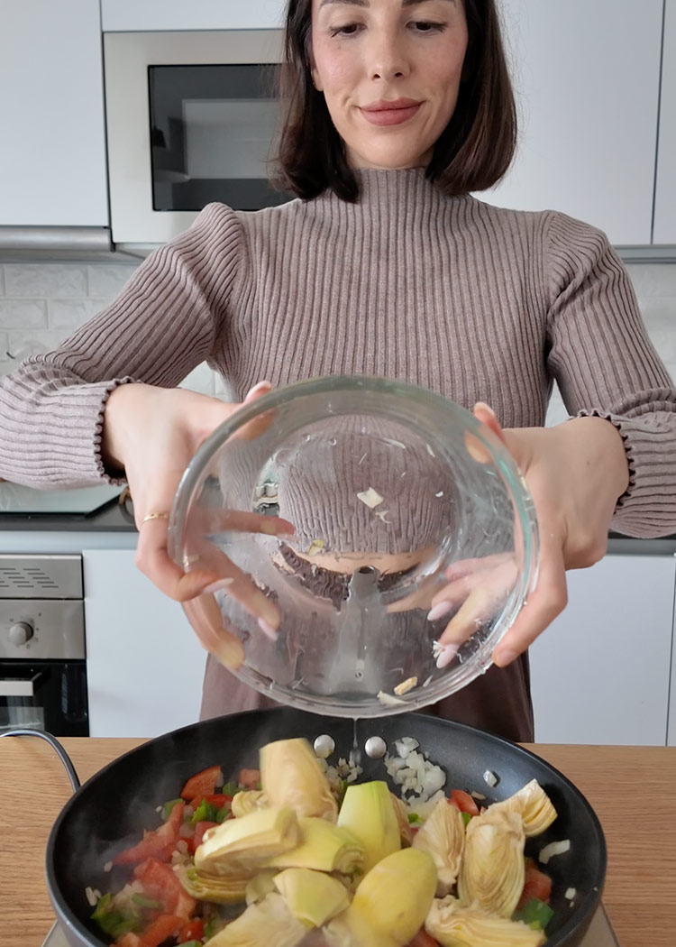 Añadir alcachofas a arroz con alcachofas y verduras