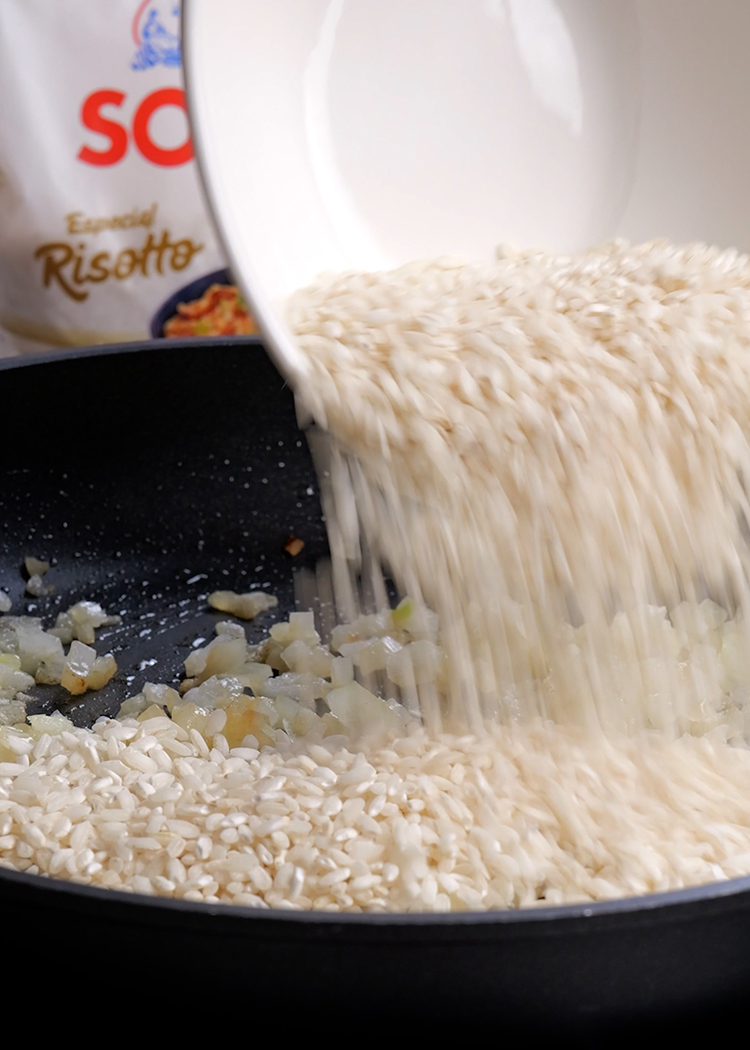 Añadir arroz a risotto de remolacha