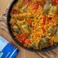 Presentación de arroz con alcachofas y verduras