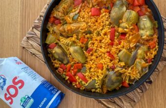 Presentación de arroz con alcachofas y verduras