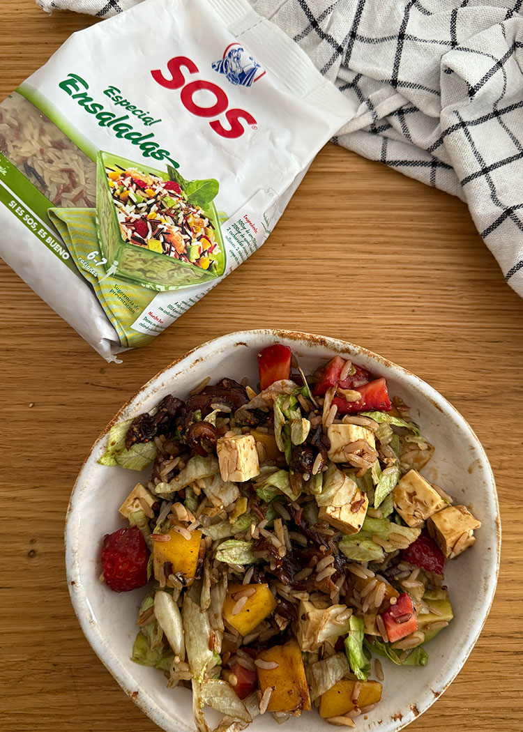 Presentación de ensalada de aguacate y mango