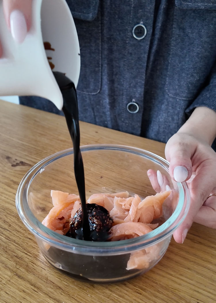 Marinar salmón en Ensalada de aguacate y mango