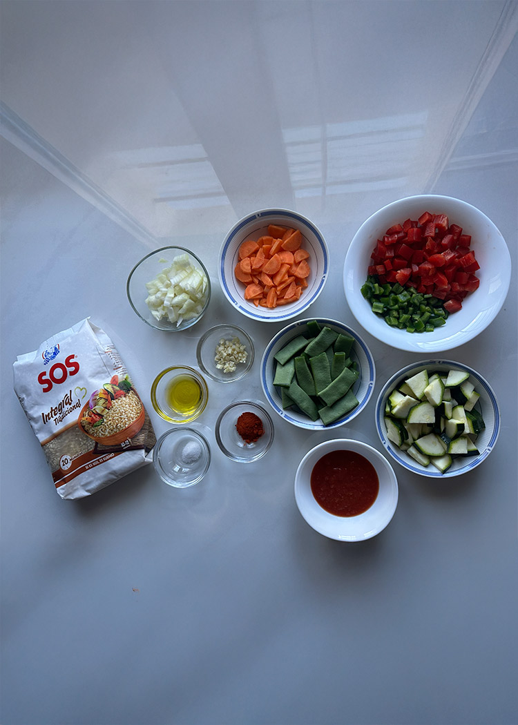 Ingredientes de arroz integral con verduras