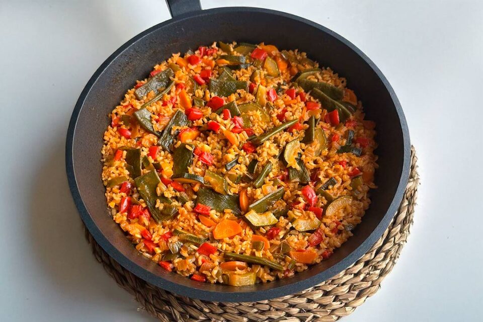 Arroz integral con verduras, delicioso y nutritivo