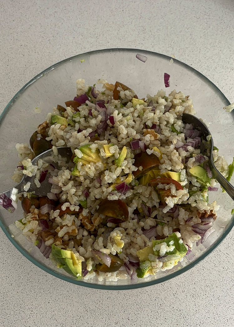 Montar ensalada de arroz integral