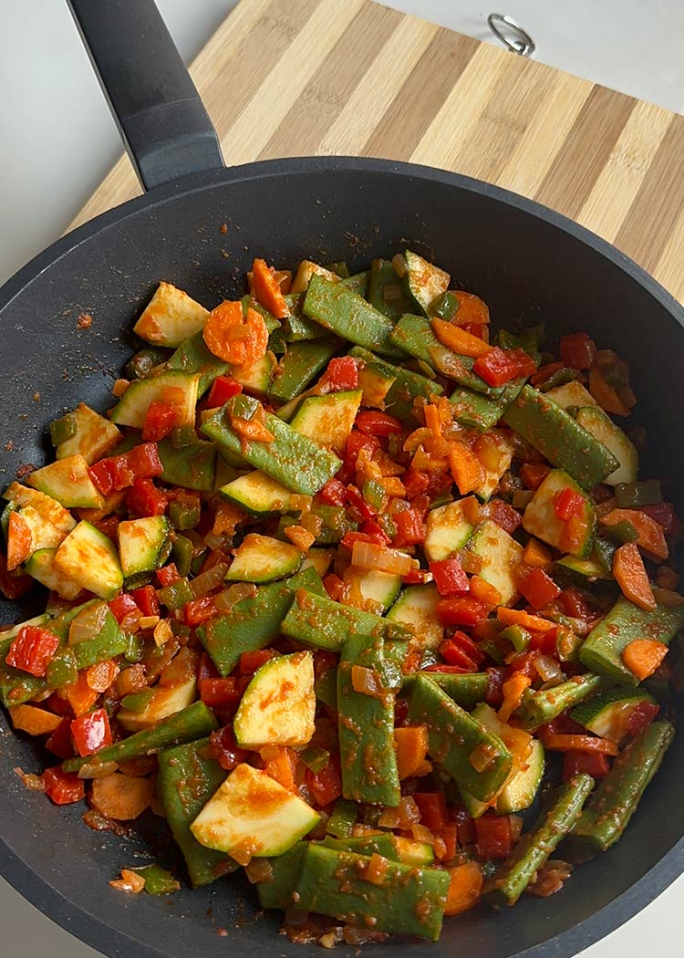 Añadir resto de verduras a arroz integral con verduras