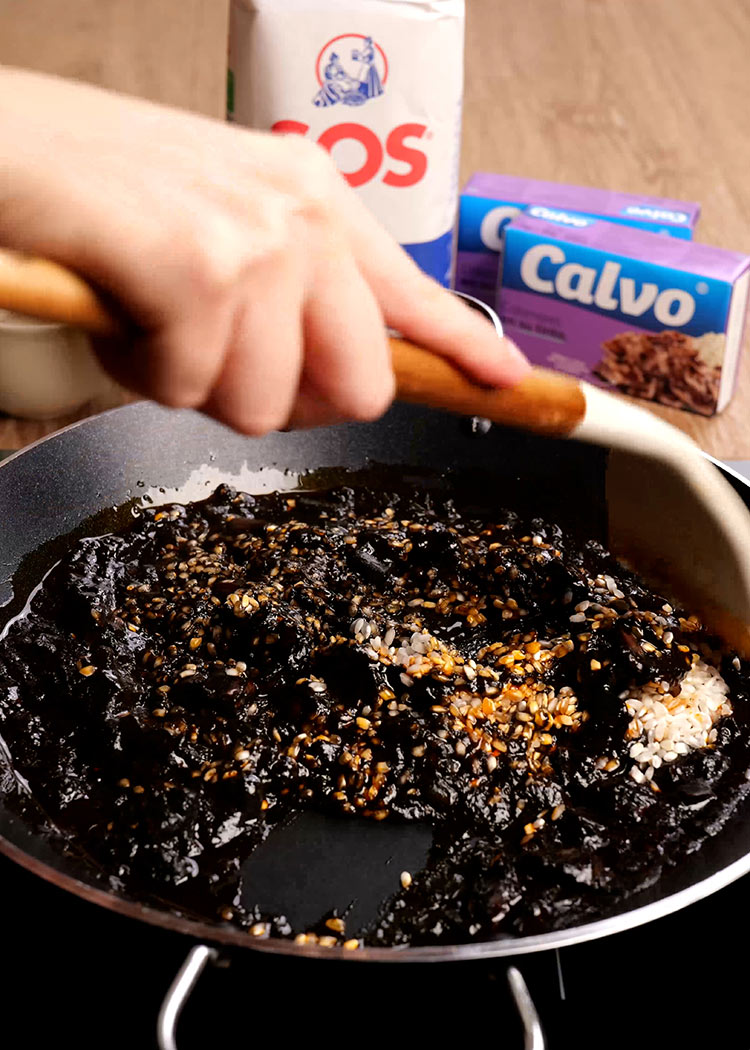 Incorpora el arroz a Arroz con calamares en su tinta