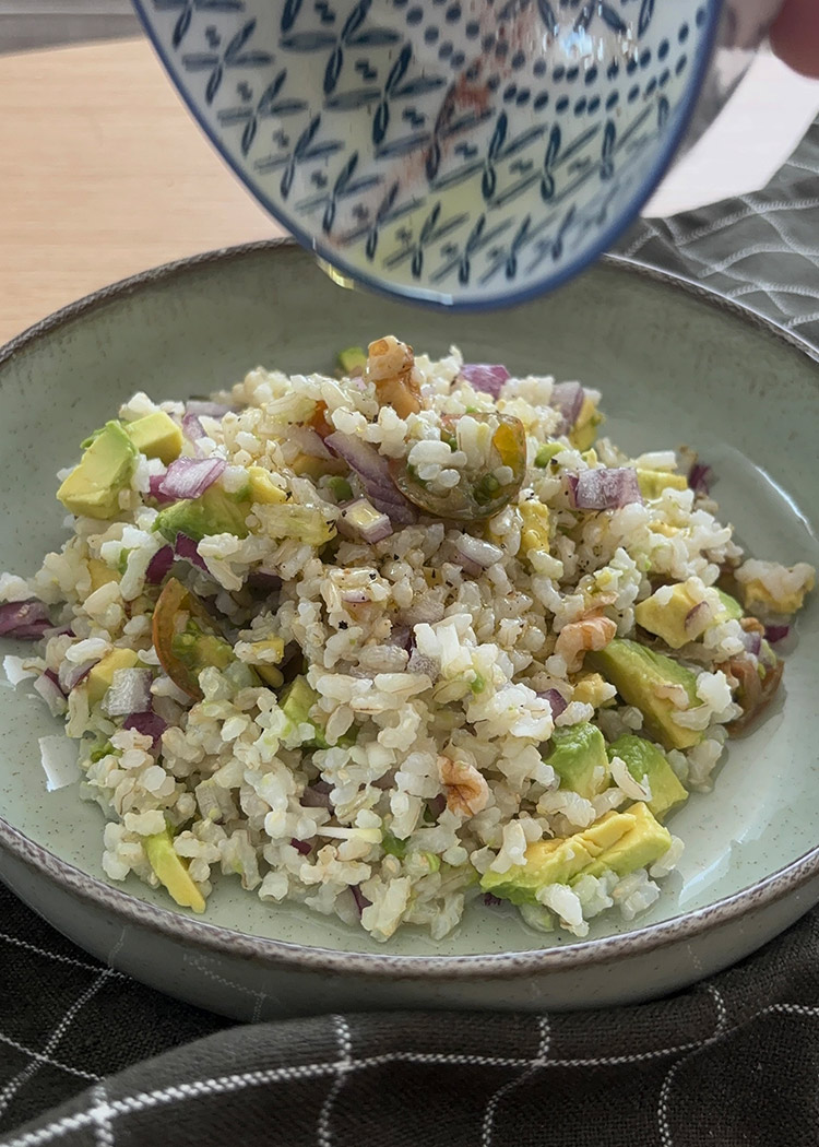 Verter aliño en ensalada de arroz integral