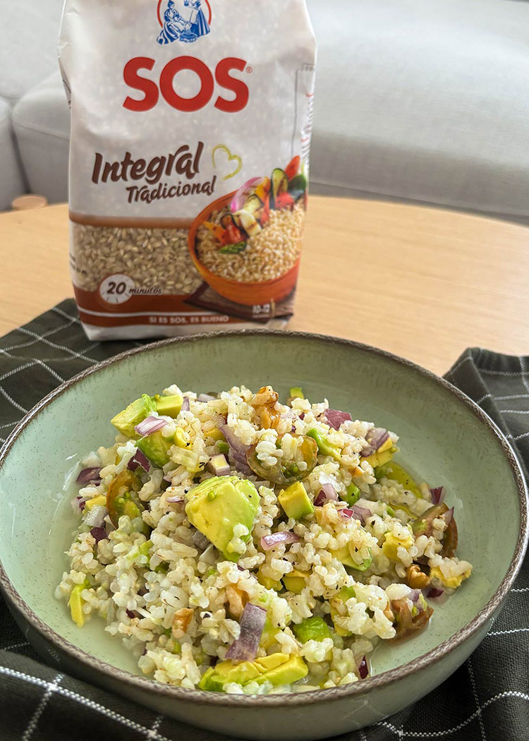 Presentación de ensalada de arroz integral