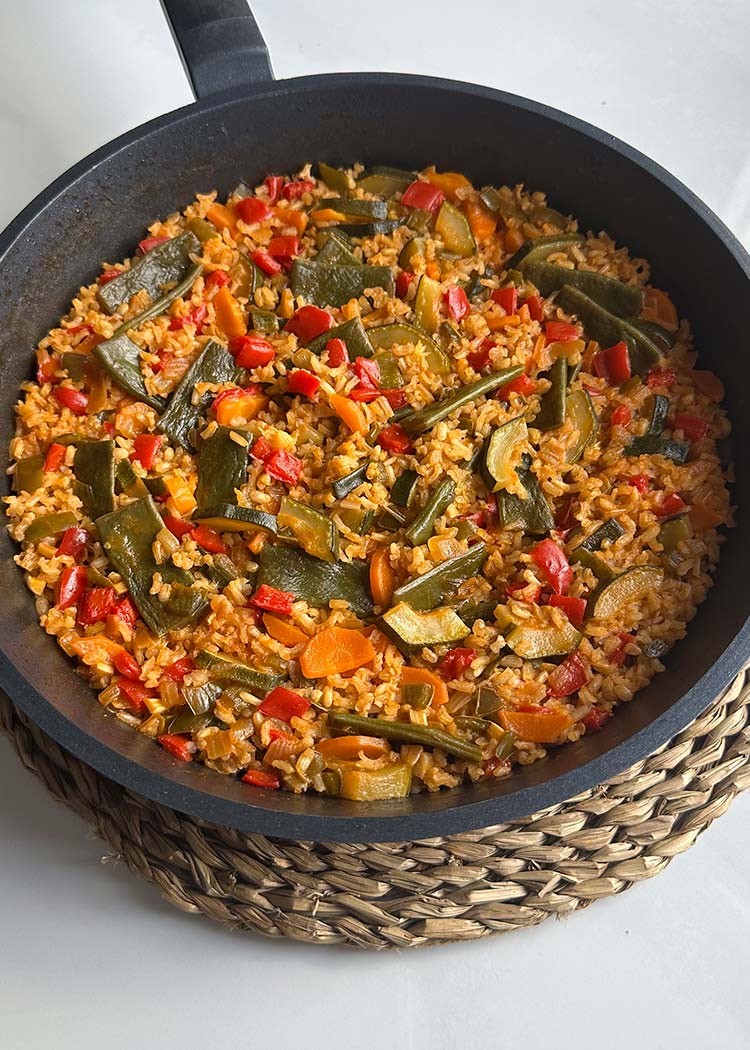 Presentación de arroz integral con verduras