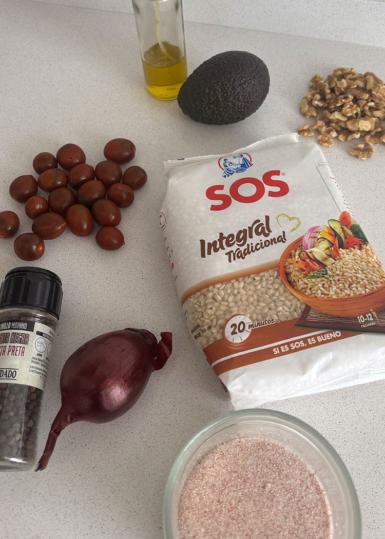 Ingredientes de ensalada de arroz integral