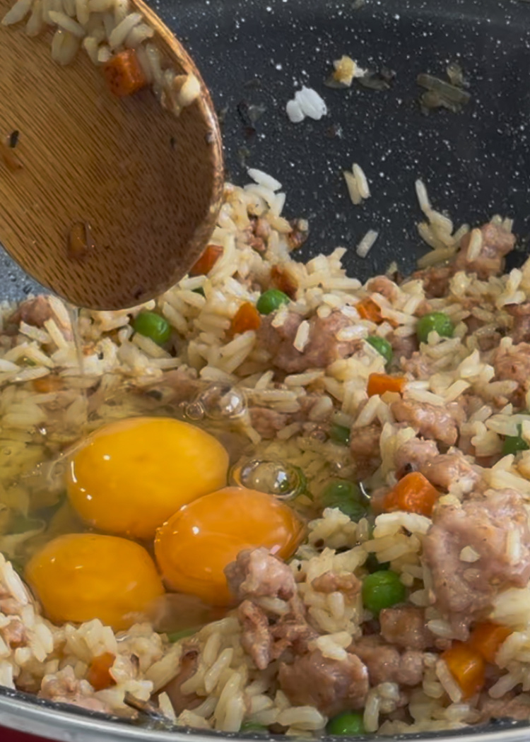 Arroz, huevo y salsa de soja para Arroz cantonés