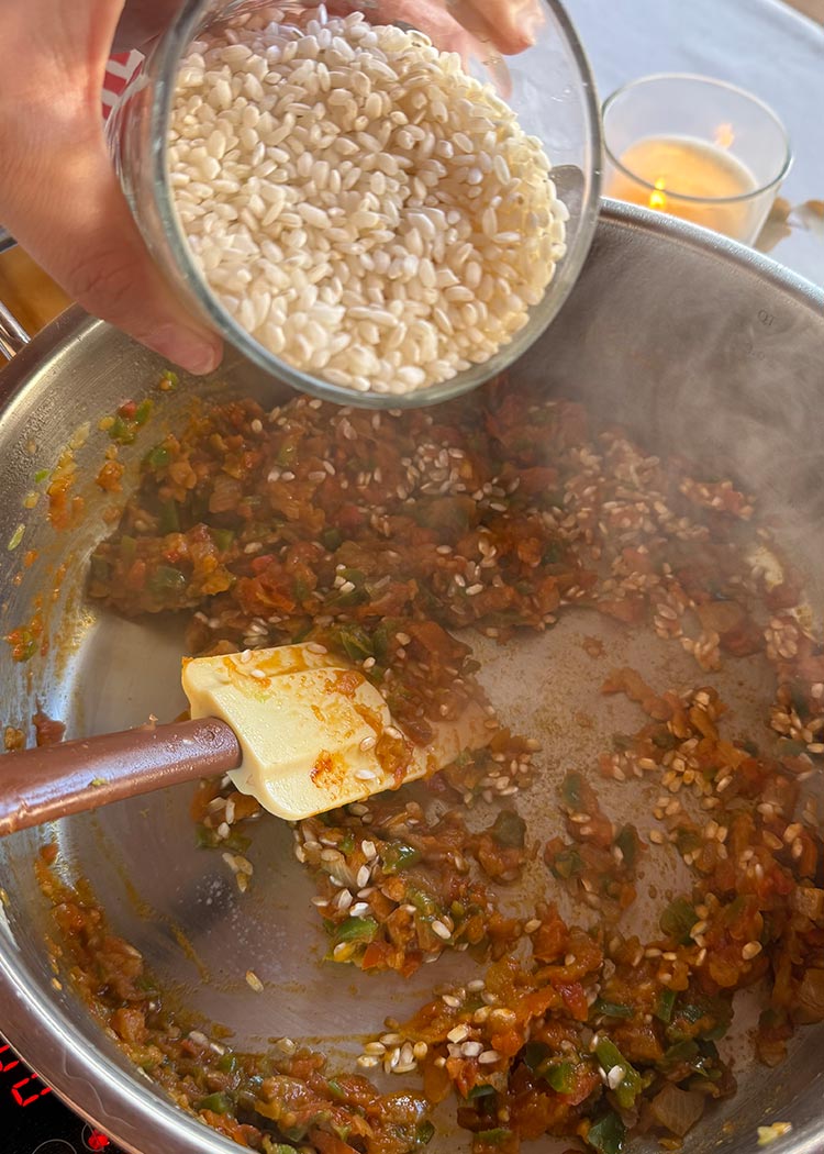 Añadir arroz a Paella de marisco