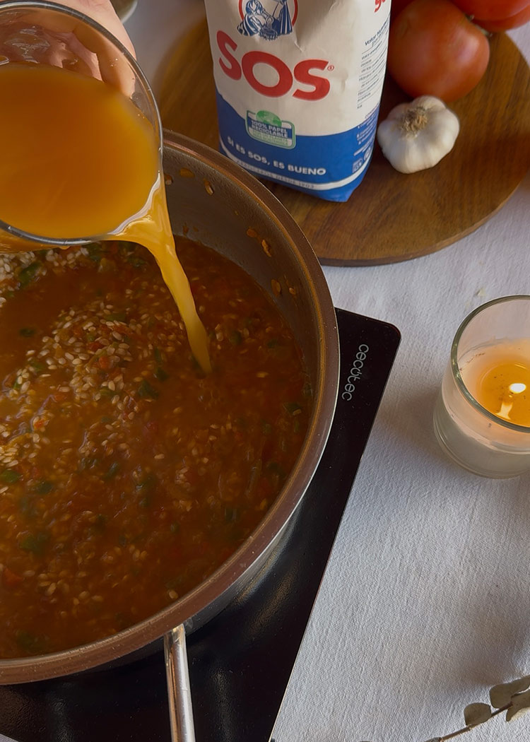 Verter caldo e infusión de azafrán a Paella de marisco