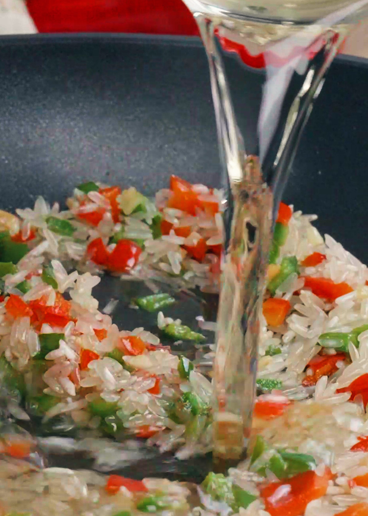 Verter vino blanco a Arroz con atún