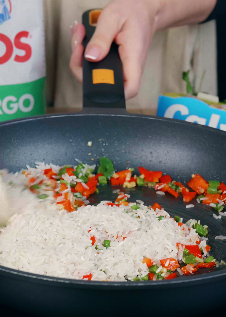 Añadir arroz y vino en Arroz con atún