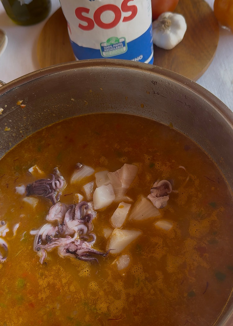 Añadir pescado a paella de marisco