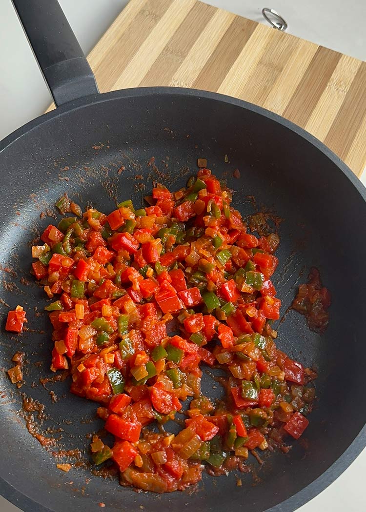 Añadir pimentón y tomate a arroz integral con verduras