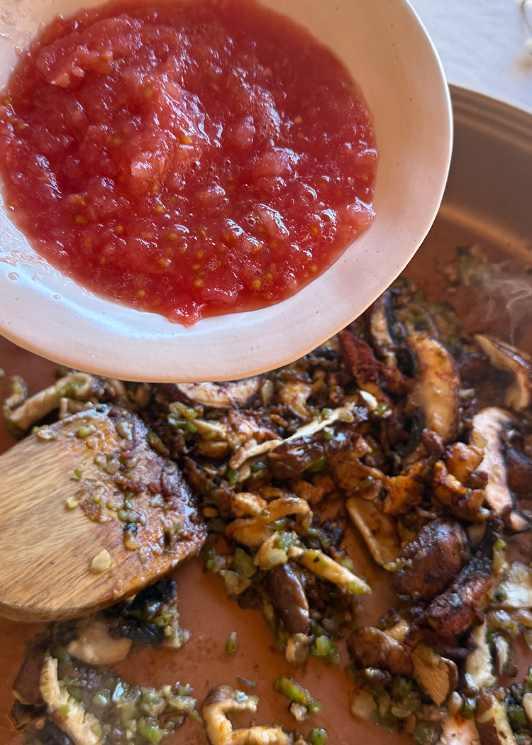 Incorporar pimentón y tomate rallado a arroz con presa ibérica