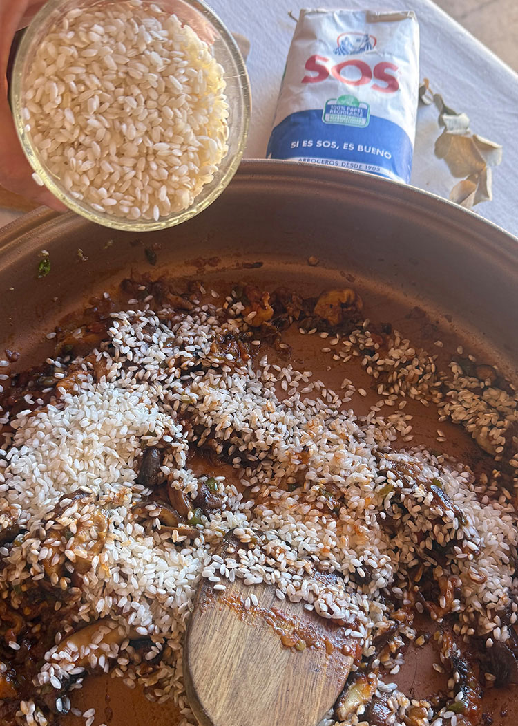 Añadir arroz a arroz con presa ibérica