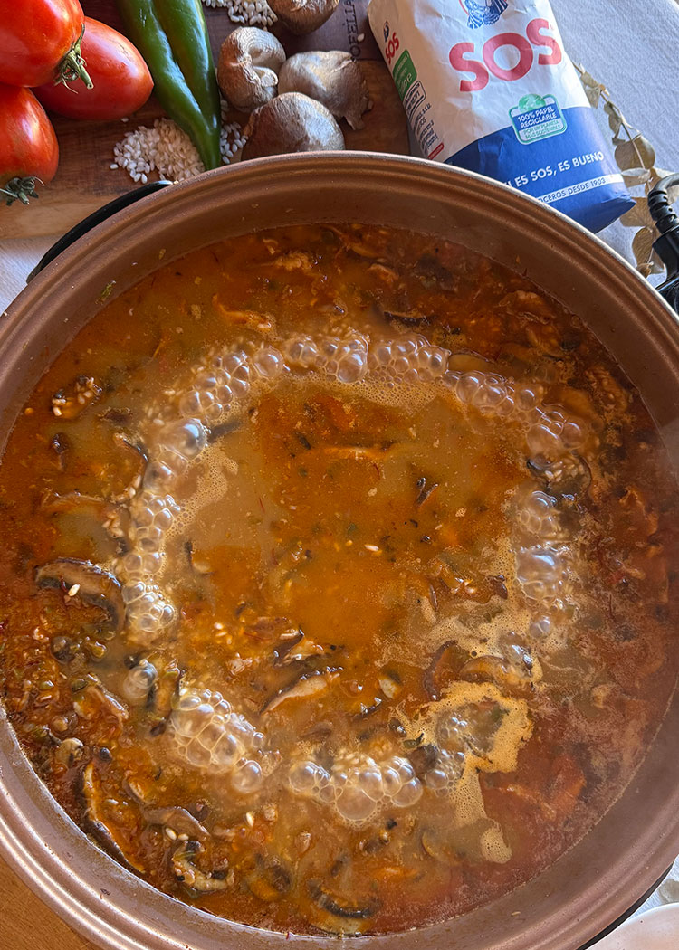 Infusión de azafrán, caldo y a cocinar el arroz con presa ibérica