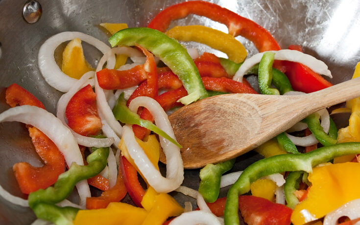 El arte del sofrito: descubre la magia de la base culinaria tradicional