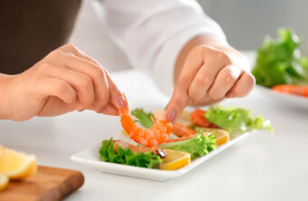 Con qué acompañar las gambas cocidas: ideas deliciosas que te sorprenderán