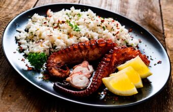 Con qué acompañar el pulpo a la plancha: guarniciones y salsas perfectas