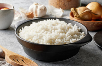 Arroz fuera de la nevera: descubre el peligro oculto en tu cocina
