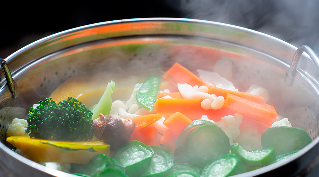 Paso a paso: Cocinar al vapor con una olla común