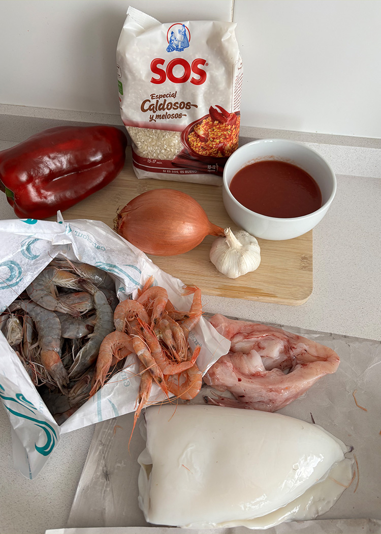 Ingredientes para arroz con gambas y sepia 