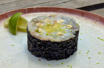 Paella de arroz negro