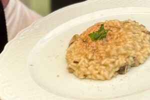 imagen receta Delicioso risotto de champiñones: la receta perfecta para disfrutar del arroz cremoso y lleno de sabor