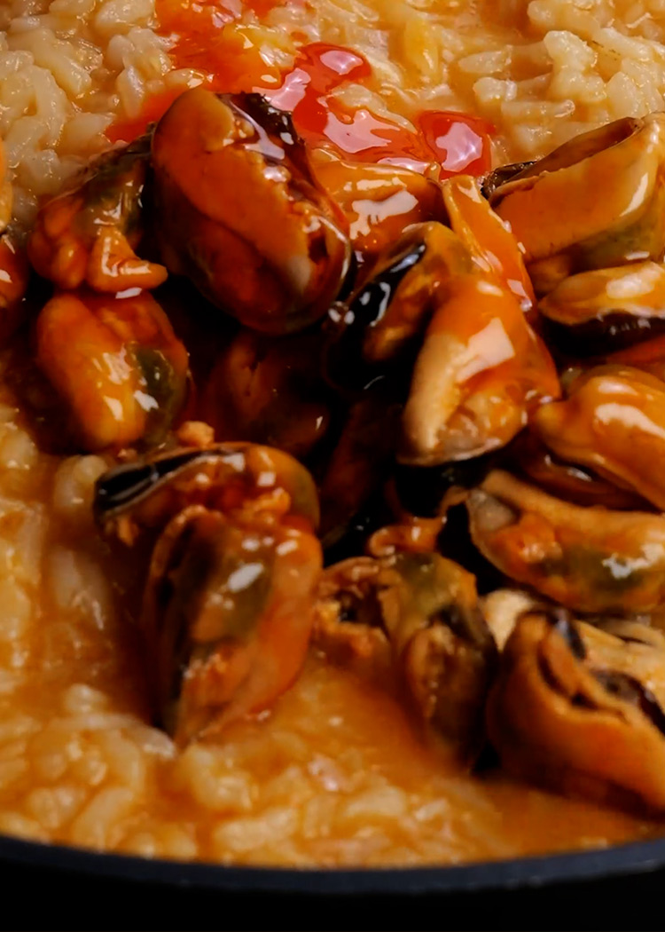 Incorporar mejillones a risotto con mejillones en escabeche