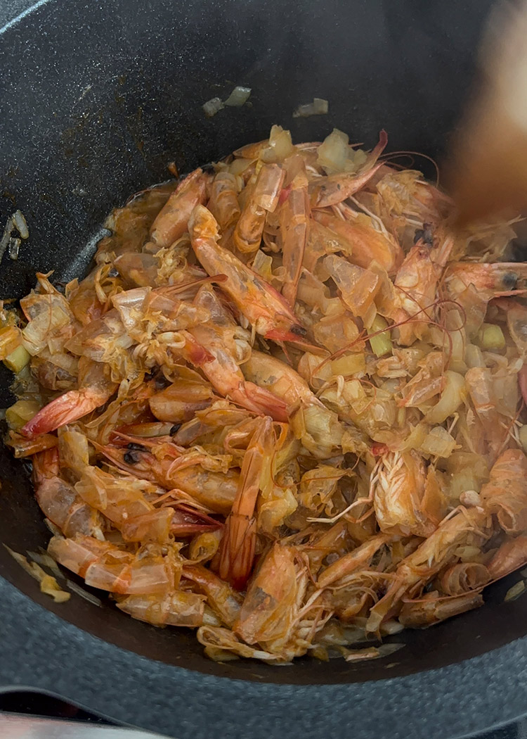 Preparar fumet para arroz con gambas y sepia