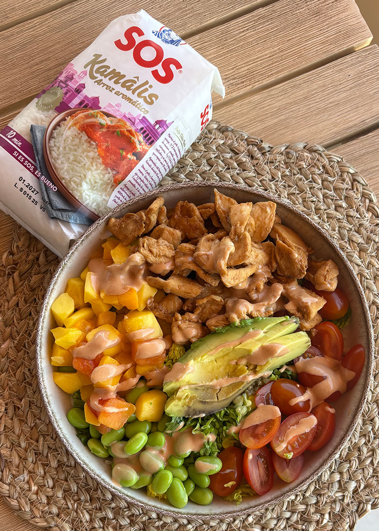 Emplatado poke bowl pollo 